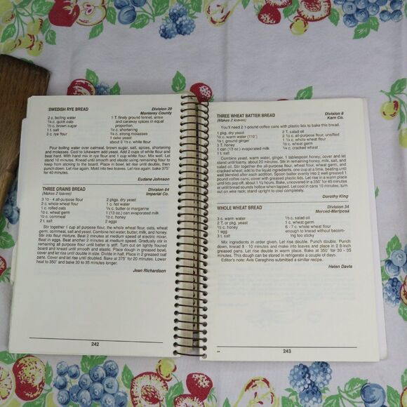 Favorite Recipes of the California Retired Teachers Association Cook Book VTG - Picture 10 of 10